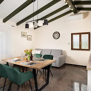 https://holiday-house-in-flowers.in-istria.net